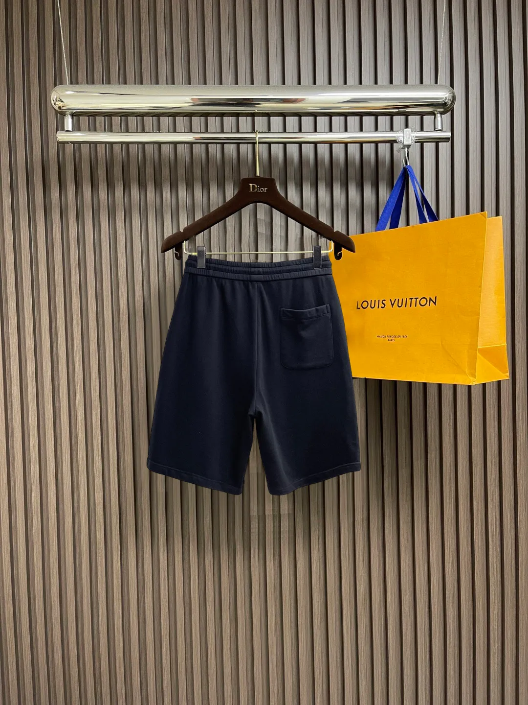 Balenciaga's three-standard complete 2026 summer New Arrival men's casual shorts, advanced custom-made Breathable fabric, Breathable fabric, extremely stretchy and comfortable, impeccable details, top-grade accessories, original logo design concept, delicate and soft feel! The upper body fit is awesome! Size: M-XXXL Please state your height and weight when ordering
